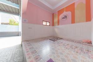 Postel nebo postele na pokoji v ubytování RedDoorz Syariah @ Jalan Siliwangi Tasikmalaya