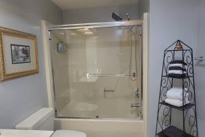 ein Bad mit einer Dusche, einem WC und Handtüchern in der Unterkunft LI Airbnb - NWA mt bike, hike, and golf retreat in Bella Vista + 86 Fotos