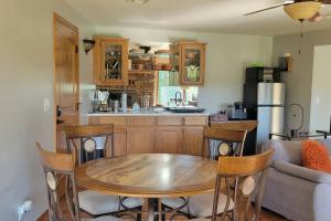 eine Küche mit einem Tisch und Stühlen in einer Küche in der Unterkunft LI Airbnb - NWA mt bike, hike, and golf retreat in Bella Vista