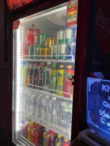 een koelkast gevuld met veel drankjes en frisdranken bij QUỲNH HOA HOTEL in Ho Chi Minh-stad