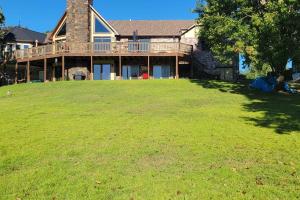 ein großes Haus mit einem großen Hof davor in der Unterkunft LI Airbnb - NWA mt bike, hike, and golf retreat in Bella Vista