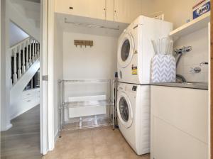 a laundry room with a washer and dryer at Tulong LakEscape in Jindabyne