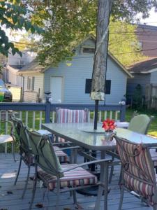 un tavolo e sedie seduti su un patio di AMAZING TRADITIONAL HOME SOUTH MINNEAPOLIS a Minneapolis
