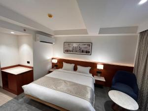 Een bed of bedden in een kamer bij Best Western Maharani Bagh New Delhi
