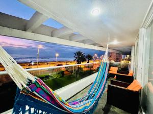 - un hamac dans une chambre avec vue sur l'océan dans l'établissement Descanso frente al mar Neohaus La Serena, à La Serena