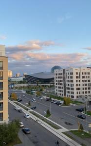 uma vista para um parque de estacionamento numa cidade com edifícios em Однокомнатные апартаменты на Экспо em Taldykolʼ