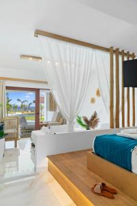 um quarto com uma cama e uma sala de estar em Alia Luxury Suites and Spa em Charaki