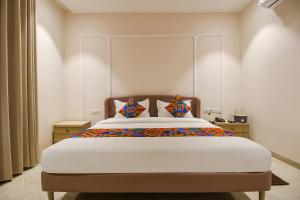 A bed or beds in a room at FabHotel Sharma & Vishnu Garden