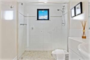 Un baño blanco con ducha y WC. en Stockyards 1, en Jindabyne 16 fotos más
