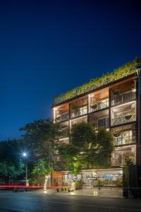 een gebouw met planten aan de zijkant 's nachts bij The Aldott Cyber City in Gurgaon