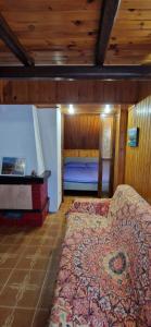 um quarto com uma cama e um tecto de madeira em Casa Sofia em Pamparato