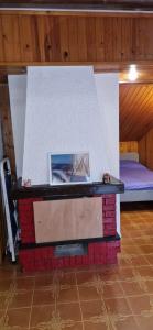 um quarto com uma lareira e uma cama em Casa Sofia em Pamparato