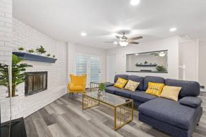 Posezení v ubytování Newly remodeled 5BR 3BA w/pool 16 ppl