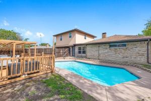 Bazén v ubytování Newly remodeled 5BR 3BA w/pool 16 ppl nebo v jeho okolí