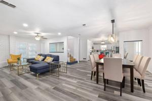 Posezení v ubytování Newly remodeled 5BR 3BA w/pool 16 ppl