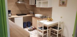 Kuchyň nebo kuchyňský kout v ubytování Ferienwohnung an der Kurpromrnade