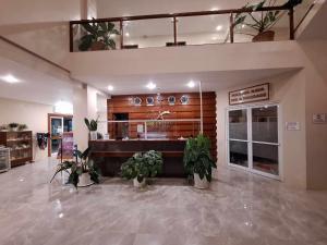 een lobby met een wachtruimte met potplanten bij Alunsina Hotel and Spa in Roxas City