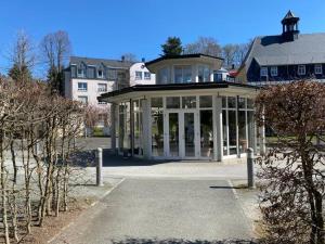 une grande maison blanche avec une grande porte en verre dans l'établissement Ferienwohnung-Familie-Guenther, à Wolkenstein