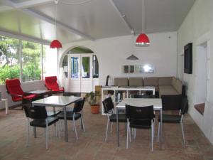 A seating area at Alberg Costa Brava