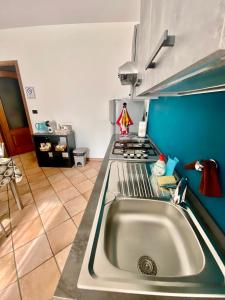 O bucătărie sau chicinetă la Appartamento in cascina -la cascinetta di Ali-