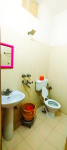 een badkamer met een toilet en een wastafel bij The Desert Blabla Hostel in Jaisalmer