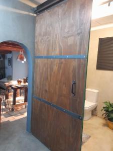 una puerta de madera en una habitación con mesa en Gadute Haven, en Pretoria