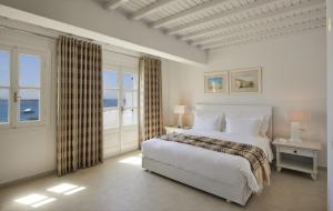 Postel nebo postele na pokoji v ubytování Petinos Beach Hotel
