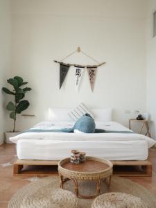 Una cama o camas en una habitación de 亀居Kameshuku 寵物友善