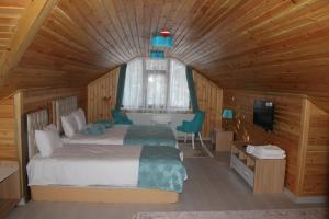 1 dormitorio con 1 cama en una cabaña de madera en ADRİA ALADAĞ-GOLCÜK, en Seben