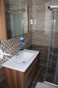 a bathroom with a sink and a shower at ADRİA ALADAĞ-GOLCÜK in Seben