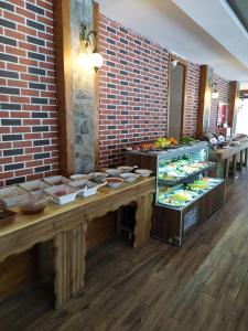 una línea de buffet con tazones y platos de comida en ADRİA ALADAĞ-GOLCÜK, en Seben