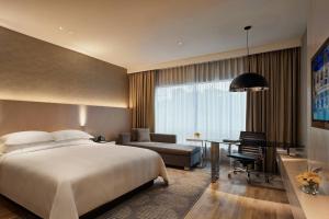 Postel nebo postele na pokoji v ubytování Renaissance Kuala Lumpur Hotel & Convention Centre