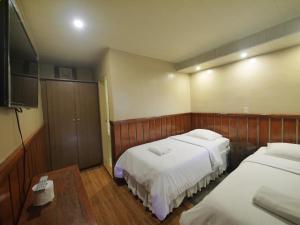 Uma cama ou camas num quarto em Mountain Lodge and Restaurant
