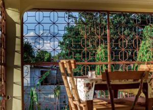 une table et deux chaises devant une fenêtre dans l'établissement Kilimanjaro Summit Lodge, à Moshi