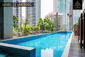 uma grande piscina numa cidade com edifícios altos em Bukit Bintang Brand new luxury skypool by LuxeHost em Kuala Lumpur
