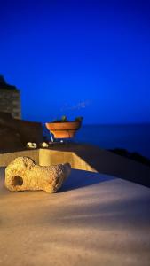 Un pezzo di roccia seduto sopra un tavolo di Izambo Guest Houses a Monemvasía