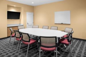 een vergaderzaal met een witte tafel en stoelen bij TownePlace Suites By Marriott Tehachapi in Tehachapi