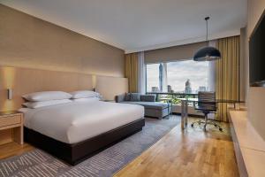 Postel nebo postele na pokoji v ubytování Renaissance Kuala Lumpur Hotel & Convention Centre