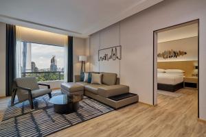 Postel nebo postele na pokoji v ubytování Renaissance Kuala Lumpur Hotel & Convention Centre
