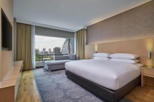 Postel nebo postele na pokoji v ubytování Renaissance Kuala Lumpur Hotel & Convention Centre