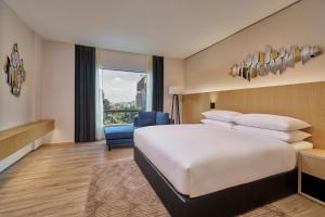 Postel nebo postele na pokoji v ubytování Renaissance Kuala Lumpur Hotel & Convention Centre
