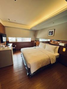 a bedroom with a large bed in a room at 盤古捷旅 - Panco Hotel in Taipei