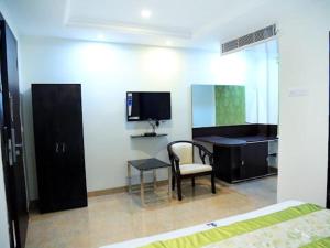 Uma TV ou centro de entretenimento em Hotel Swathi Urban Nest