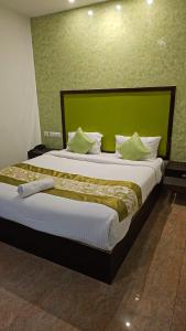 Cama ou camas em um quarto em Hotel Swathi Urban Nest