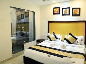 Un pat sau paturi într-o cameră la Hotel Swathi Urban Nest