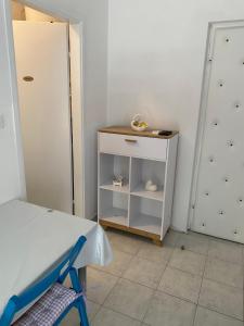 een kamer met een witte kast en een witte deur bij Koko in Split