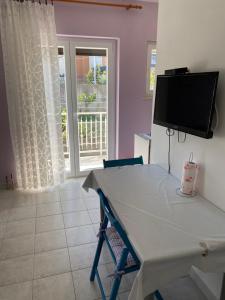 een tafel en een tv in een kamer met een raam bij Koko in Split