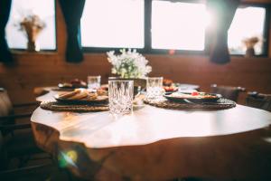 加爾米施－帕騰基興的住宿－Chalet Alpi，一张桌子,上面放着食物和玻璃杯