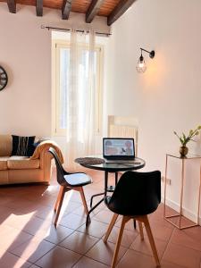 sala de estar con mesa y ordenador portátil. en Il Cantuccio di Gioia, en Brescia
