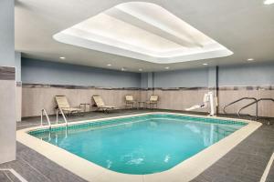 Piscina de la sau aproape de Courtyard by Marriott Columbia